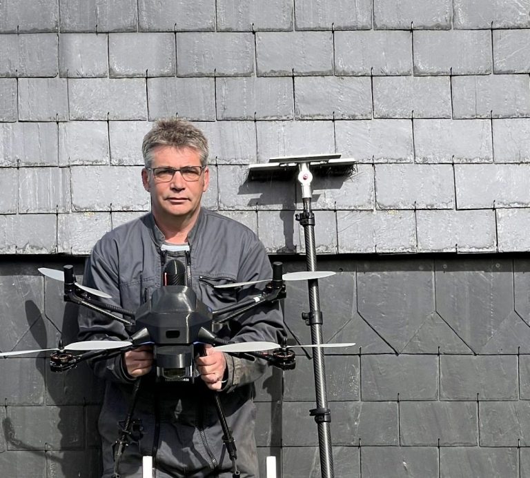 Antoine, télépilote HYDRO-NE Antoine, fondateur d'HYDRO-NE, avec son drone de nettoyage de toiture