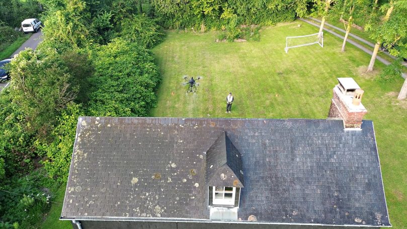 Vue du drone pendant le chantier Vue aérienne d'une toiture en ardoises pendant un chantier HYDRO-NE