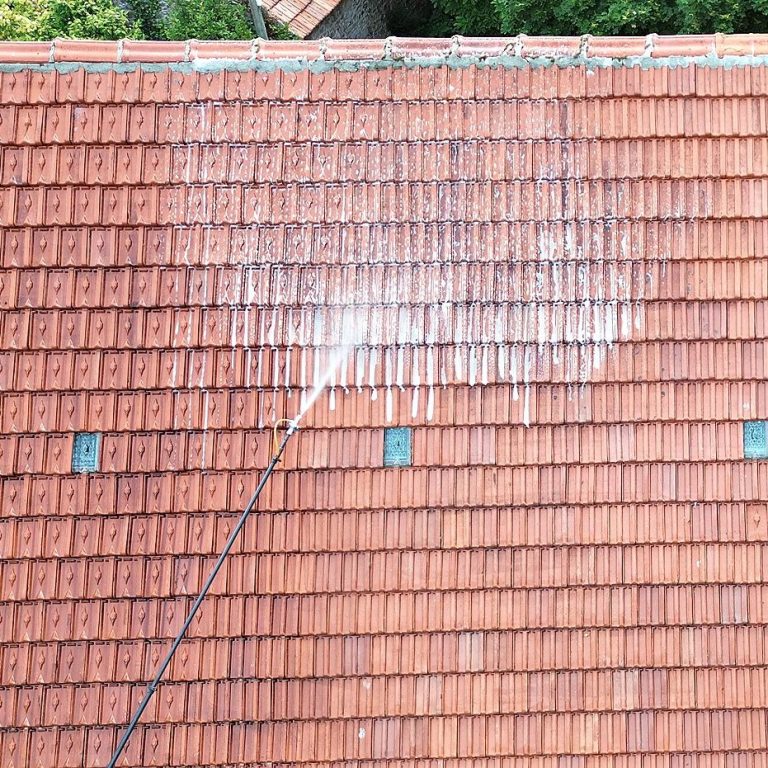 Nettoyage d'une toiture en tuiles à la perche télescopique, eau chaude basse pression