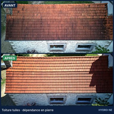 Avant et après démoussage de la toiture en tuiles d'une dépendance en pierre