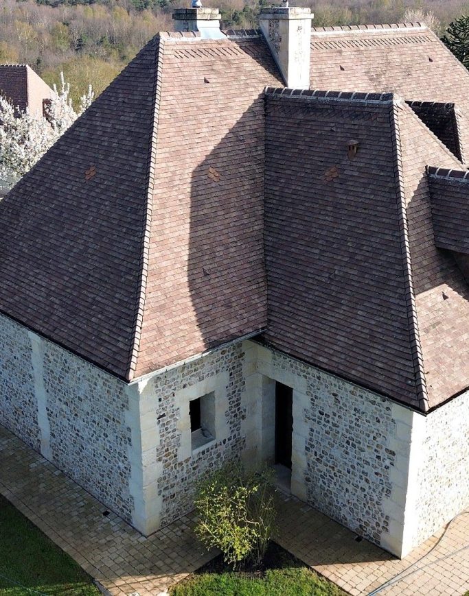 Maison en pierre et silex à toiture en tuiles plates après nettoyage