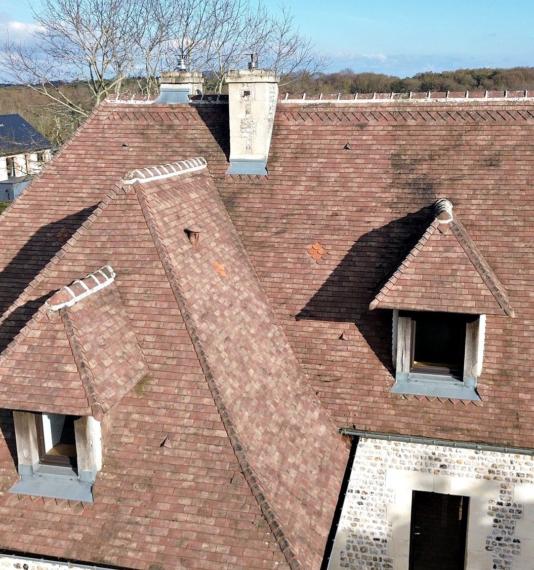 Grand toit en tuiles plates à lucarnes après démoussage